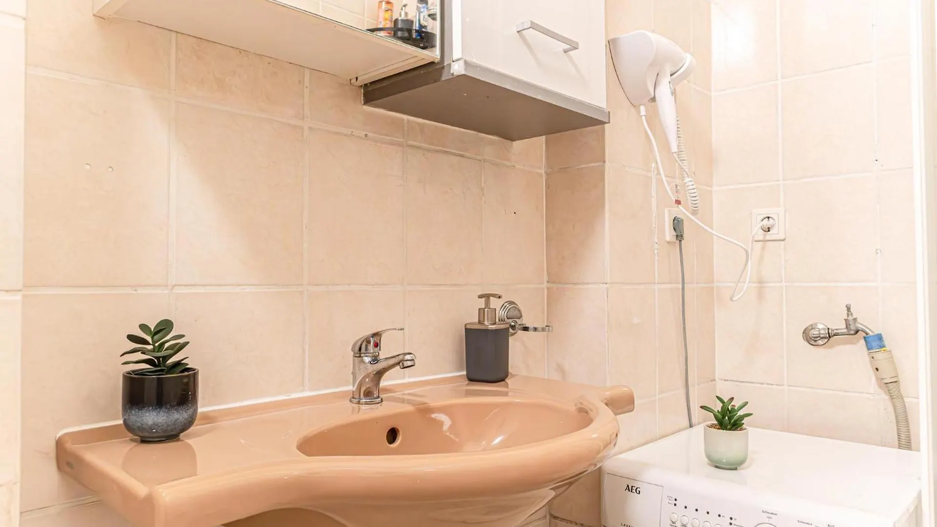 Apartament Friendly 2Br Apt-Near U6 Station Am Schoepfwerk Wiedeń